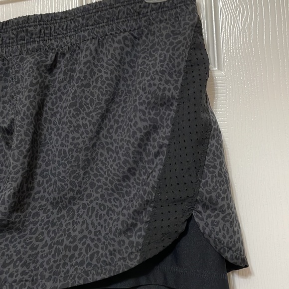 Juicy Couture Women's Perforated Run Short Size Small - Picture 5 of 8